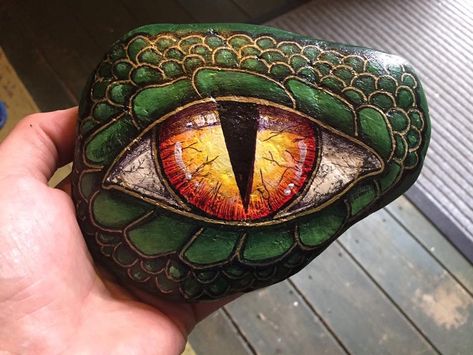 Painted rocks Green dragon’s eye Dragon Eye Tutorial, Biomech Tattoo, Dragon Eyes, Rock Painting Tutorial, Painted Rock Animals, Painted Rocks Diy, Rock Painting Patterns, Eye Painting, Dragon Eye