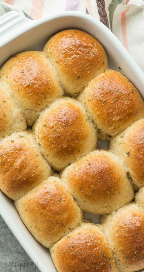 Homemade Garlic Herb Dinner Rolls Recipe + VIDEO Thanksgiving Rolls Recipes, Herb Dinner Rolls, Best Bread Machine, Homemade Dinner Rolls, Dinner Rolls Recipe, Bread Bun, Homemade Dinner, Bun Recipe, Bread Machine Recipes