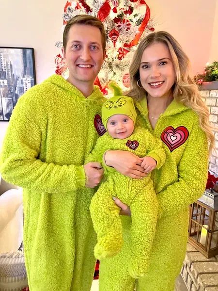 Grinch Family Pictures, Christmas Pjs Family Picture Ideas, Pjs Family, Grinch Pajamas, Theme Pics, Dr Seuss The Grinch, Baby Grinch, Christmas Pjs Family, Pajamas Christmas