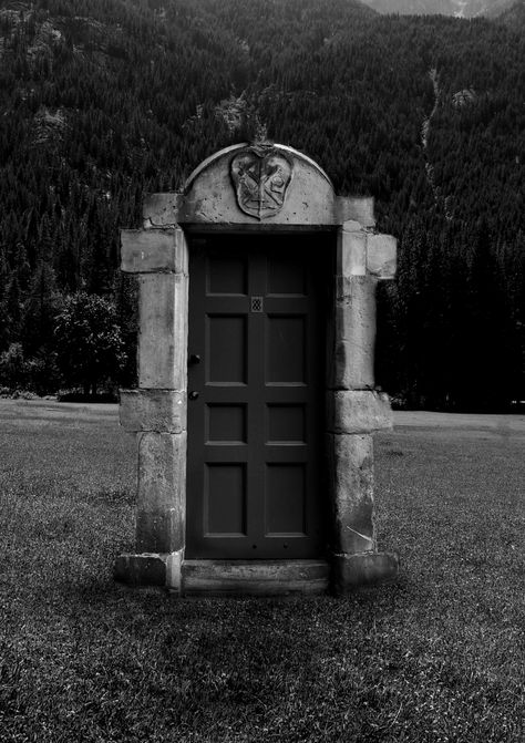 a door of possibilities Scary Door Drawing, Every Heart A Doorway Aesthetic, Mysterious Doorway Drawing, Creepy Door Drawing, Door Surrealism, Door Aesthetic Dark, Doorway Aesthetic, Easy Halloween Art, Creepy Door