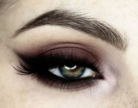 Victorian Eye Makeup, Gothic Wedding Makeup Looks, Punk Wedding Makeup, Dramatic Eye Makeup For Hazel Eyes, Cute Dark Eyeshadow Looks, Dark Makeup Wedding, Dark Eye Makeup For Blue Eyes, Gothic Make Up Looks, Negative Space Eyeliner