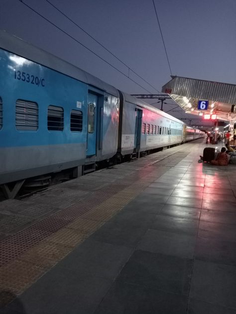 Train / platform Train Platform Aesthetic, Platform Aesthetic, Platforms Aesthetic, Writing Reference, Train Platform, Late Fall, Night View, Train Station, Transportation