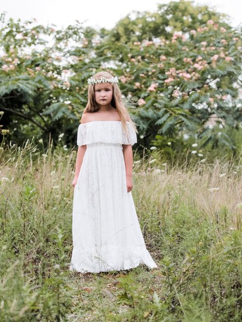 Country Flower Girls, Vintage Flower Girls, Flower Girl Dresses Vintage, Floral Lace Maxi Dress, Lace Flower Girl Dress, Rustic Flower Girls, First Communion Dress, Junior Bridesmaid Dress, First Communion Dresses