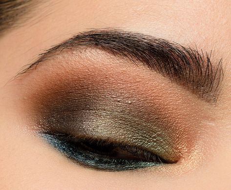 Here's a mix of greens, browns, and blues from the Urban Decay Born to Run palette! Born To Run Palette Looks, Urban Decay Palette, Gorgeous Eye Makeup, Eyeshadow Ideas, Born To Run, Eye Makeup Ideas, Urban Decay Makeup, Eye Makeup Tips