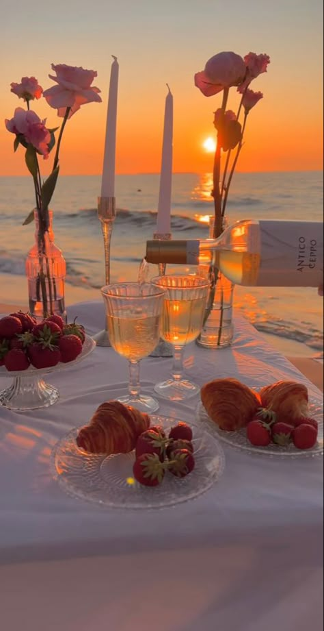 Millionaire Aesthetic, Romantic Beach Picnic, Tiktok Inspiration, Picnic Date Food, Dream Dates, Romantic Date Night Ideas, Beach Dinner, Picnic Inspiration, Amazing Food Decoration