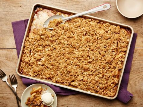 Get Crumble Lovers' Sheet-Pan Apple Crumble Recipe from Food Network Fun Thanksgiving Desserts, Apple Crumble Recipe, Dutch Apple, Oat Crumble, Thanksgiving Food Desserts, Crumble Recipe, Apple Tart, Pan Recipes, Apple Crumble