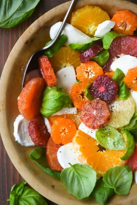 Citrus Caprese Salad with Honey Vinaigrette Honey Vinaigrette, Caprese Recipes, Farmers Market Recipes, Veggie Salad, Healthy Salads, Salad Dressings, Caprese Salad, Soup And Salad, Mozzarella