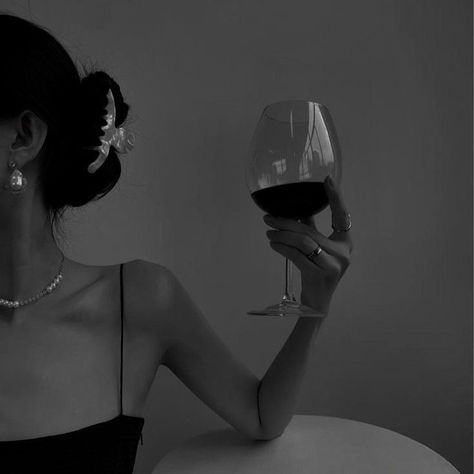 Dark Feminine Aesthetic Pictures, Dark Feminine Poses, Wattpad Pfp Aesthetic, Dark Feminine Photography, Wine Aesthetic Dark, Feme Fatale Aesthetic, Mafia Girls Aesthetic, High Fashion Aesthetic, Fotografi Bawah Air