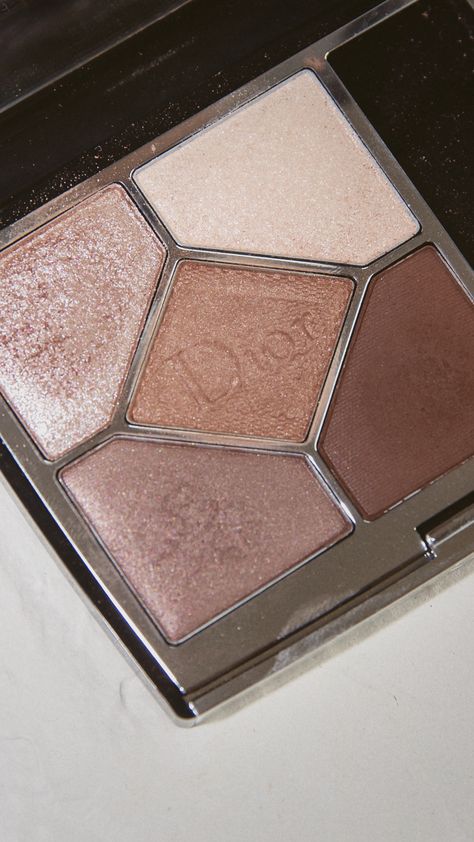 Dior Soft Cashmere Eyeshadow Palette Dior Eyeshadow Palette, Summer Eyeshadow, Dior Eyeshadow, Affordable Beauty Products, Fun Nail Colors, Easy Makeup Tutorial, Dior Makeup, Smokey Eyes, Luxury Makeup