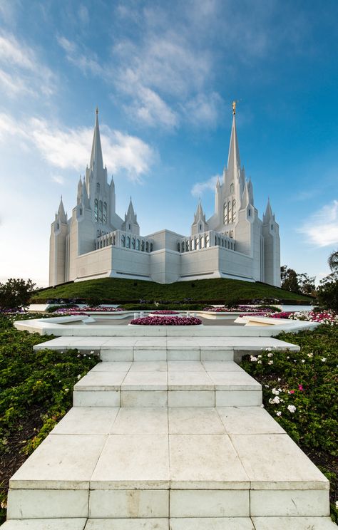 Visit to San Diego Temple in La Jolla, California San Diego Temple, Lds Temple Pictures, Mormon Temples, Temple Photography, La Jolla California, Temple Pictures, Temple Wedding, Lds Temple, Spiritual Thoughts