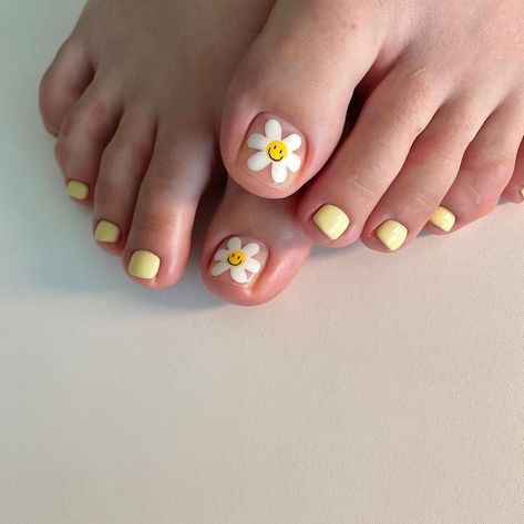 Flower Toe Nails, Feet Nail Design, Pedicure Nail Designs, Gel Toe Nails, Toe Nail Color, Pretty Toe Nails, Hello Nails, Cute Toe Nails, Nails 2023