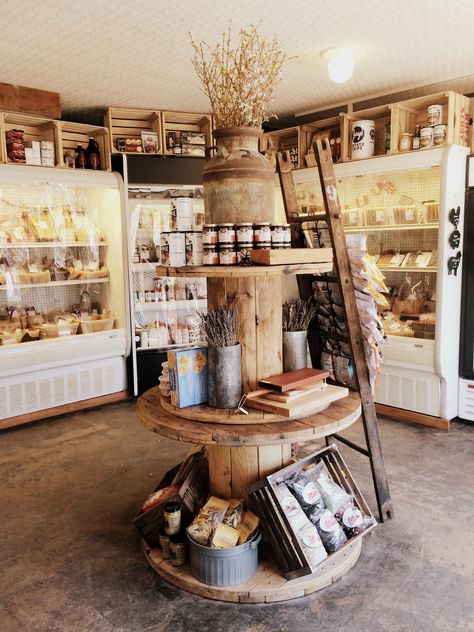 Rustic Shop Interiors Store Displays, Vintage Market Booth Walls, Neighborhood Grocery Store, Retail Store Shelf Display Ideas, Small Store Front Design, Meat Market Design Ideas, Free Standing Retail Display, Cute Market Display, Rustic Retail Display