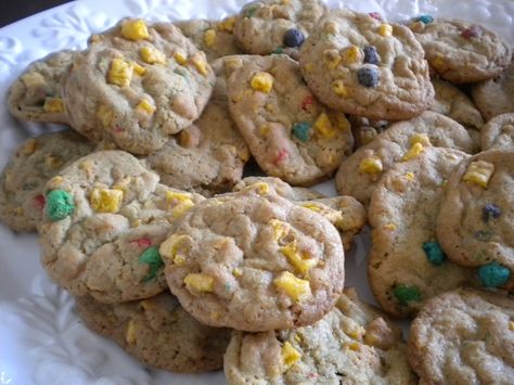 I had a Cap'n Crunch cookie for the first time today, and wow, it was amazing.  Found this recipe and I can't wait to try it! Cap’n Crunch, Cap'n Crunch Recipes, Birthday Foods, Fancy Cooking, Yummy Things To Bake, Cap'n Crunch, Christmas Crunch, Berry Cookies, Crunch Cookies