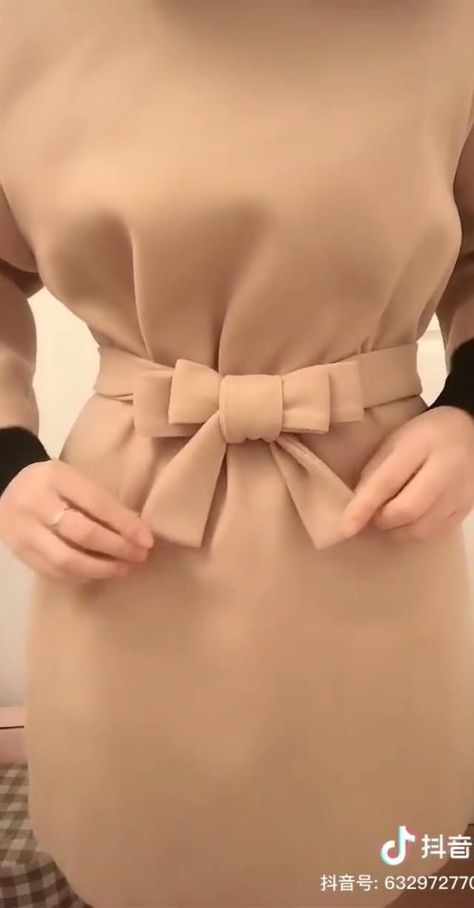 How To Tie A Bow On A Jacket, How To Tie A Romper Bow, Diy Belt For Dresses How To Make, Accessories For Dresses Ideas, Yellow Belt Outfit, Folding Jumpsuit, Tutorial Ikat Pita, How To Make A Bow On A Dress, Cara Ikat Pita Baju