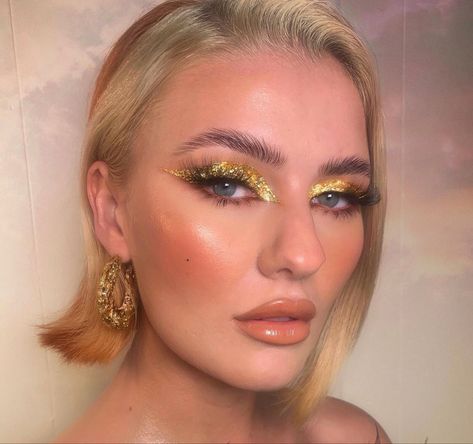 Disco Glam Makeup Gold, Gold Makeup Looks With Rhinestones, Gold Makeup Editorial, Editorial Gold Makeup, Gold Disco Makeup, Gold Editorial Makeup, Gold Rhinestone Makeup, Soft Gold Makeup, Gold Goddess Makeup