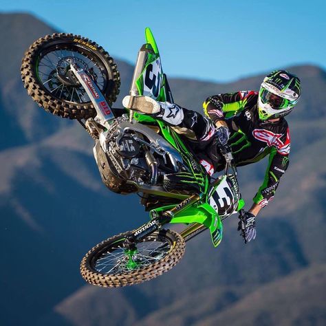 Motocross Outfits, Motocross Photography, Eli Tomac, Kawasaki Dirt Bikes, Bike Stunt, Bike Freestyle, Motorcycle Humor, Ktm Dirt Bikes, Mountain Biking Photography