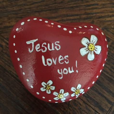 Painted Jesus loves you rock. Stone art. Christian Rock Art Ideas, Love Painted Rocks Ideas, Painted Rocks Christian Theme, God Rocks Painted, Painted Rocks Christian, Bible Rock Painting Ideas, Beautiful Painted Rocks, Jesus Rocks Painting, Christian Painted Rocks