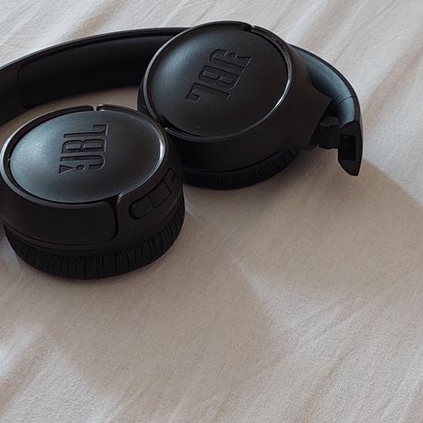 Aesthetic Bluetooth Headphones, Jbl Black Headphones, Jbl Kulaklık Aesthetic, Black Jbl Headphones Aesthetic, White Jbl Headphones Aesthetic, Jbl 510 Bt, Jbl Tune 510bt Aesthetic, Bluetooth Headphones Aesthetic, Jbl Headphones Aesthetic