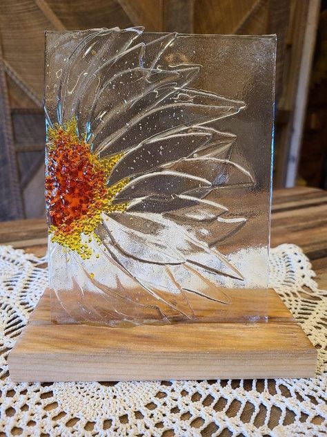 Fused Glass And Wood Art, Clear Fused Glass Ideas, Glass Fusing Ideas Simple, Glass Slumping Ideas, Simple Fused Glass Ideas, Fused Glass Sunflower, Easy Glass Fusion Ideas, Fused Glass Projects Ideas, Fused Glass Flowers Ideas