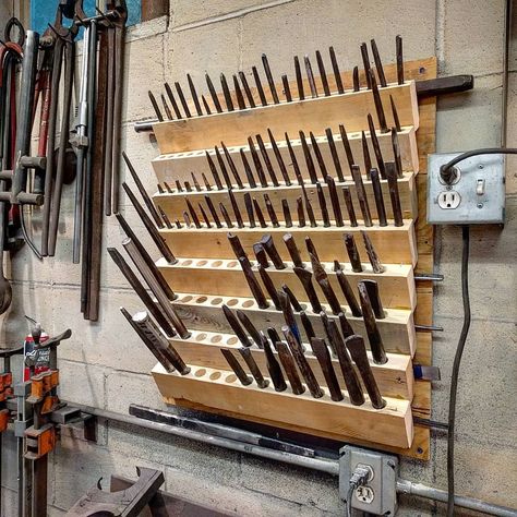 Officine In Garage, Garage Workshop Organization, Power Tool Storage, Woodworking Tools Storage, Woodworking Shop Plans, Woodworking Shop Layout, Woodworking Storage, Blacksmith Tools, Tool Storage Diy