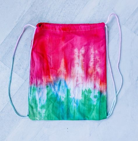 Tie Dye Watermelon Backpacks - DIY Craft for Kids - S&S Blog Tie Dye Bags Diy, Tie Dye Drawstring Bags, Tie Dye Patterns Tutorials, Tie Dye Steps, Diy Craft For Kids, Drawstring Bag Diy, Diy Tie Dye Designs, Tie Dye Patterns Diy, Tie Dye Bags