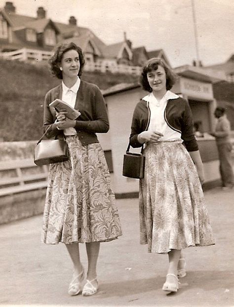 vintage everyday: Vintage Teenage Fashion – 44 Lovely Snapshots Show '50s Young Girls in Dresses Fashion In The 1950s, 1950s Girls, Vintage Fashion 1950s, 1950s Outfits, Fifties Fashion, Fashion 1950s, 1950s Style, Teenage Fashion, Vintage Mode