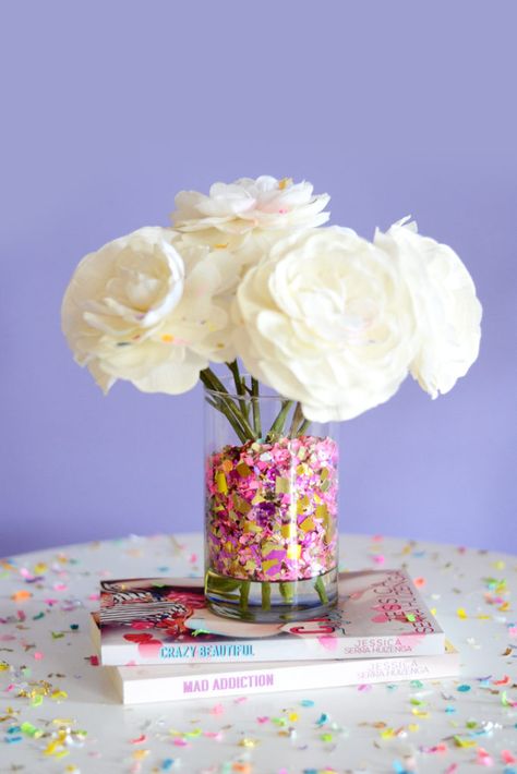 DIY Confetti Vase (Two Ways!) - The Confetti Bar Confetti Centerpiece, Confetti Crafts, Confetti Ideas, Confetti Art, Theme Baskets, Confetti Theme, Confetti Bars, Diy Confetti, Colorful Confetti