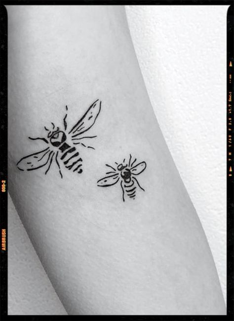 Pics edited by AirBrush App. Filter: Color +ult-3• Crazy simplification of design has become an indisputable fact. We can’t directly judge this as good or bad, but I know it’s tied to public aesthetics. #airbrush #retouch #photoeditor #filter #airbrushart #airbrushfilter #minimalist #bee #tattoo #tattooartist Abstract Bee Tattoo, Minimalist Bee Tattoo, Bumble Bee Tattoo, App Filter, Airbrush App, Bee Tattoo, Airbrush Art, Abstract Tattoo, S Tattoo