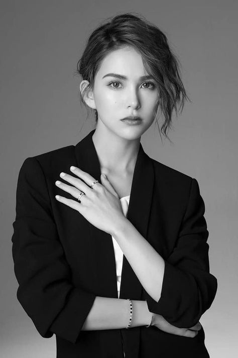 Portrait Photo Original, Hannah Quinlivan, Black Dp, Professional Headshots Women, قلادات متدلية, Pose Portrait, Lake Photoshoot, Beauty Video Ideas, Headshots Women