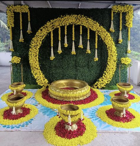 Back Drop For Pooja At Home, Sankranti Decoration At Home, Simple Haldi Decoration At Home, Pellikoduku Decorations At Home, Haldi Decoration Ideas Backdrops, Haldi Setup Decor, Haldi Decoration Ideas At Home Simple, Haldi Stage Decoration, Mehandi Decorations At Home