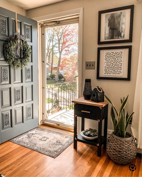 Wall Decor Foyer, Mudroom Entryway Ideas, Foyer Paint, Foyer Storage, Foyer Wall Decor, Foyer Wall, Entryway Decor Small, Mudroom Entryway, Casa Country