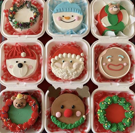 Bento Cake Natal, Christmas Bento Cake, Cake Natal, Flork Bento, Mini Christmas Cakes, Christmas Themed Cake, Xmas Desserts, Christmas Cake Designs, Christmas Cake Decorations