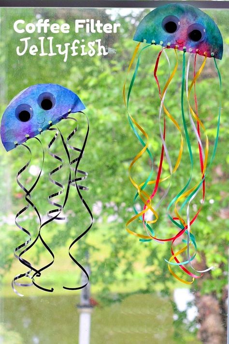 Make colorful Jellyfish sun catchers with this Easy Ocean Craft for Kids idea. This is a great summer craft that's cute to display on the windows and simple to do! Perfect for preschoolers, kindergarten kids, and school-age kids. Plates Crafts, Jellyfish Kids, Ocean Theme Crafts, School Age Activities, Diy Summer Crafts, Coffee Filter Crafts, Suncatcher Craft, Summer Craft, Summer Crafts For Kids