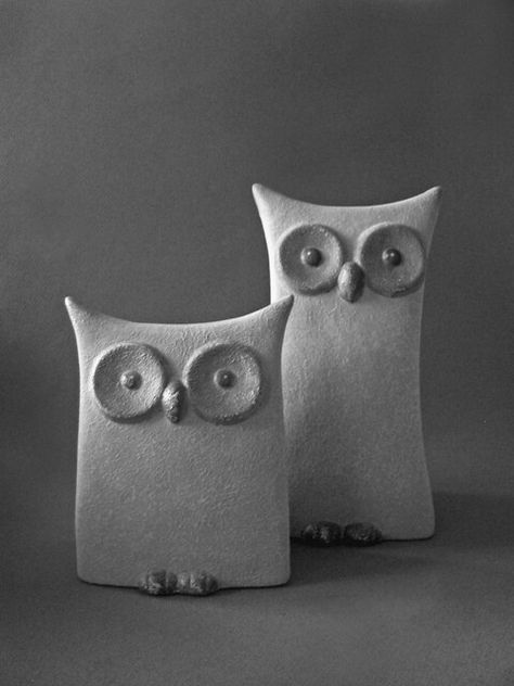 Owl Pottery, Stuff To Make, Owl Statue, Clay Owl, Slab Ceramics, Owl Sculpture, Beginner Pottery, Pottery Animals, Sculpture Art Clay