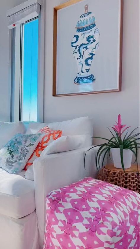 Apartment Living Room College, Preppy Home Decor, Preppy Apartment, Blue And Gold Bedroom, Sleepover Room, Funky Room, Pink Apartment, Preppy House, Pretty Vibes