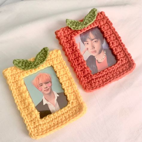 @ ughstationery on ig Photo Card Crochet, Crochet Pc Holder Pattern, Crochet Photocard Holder Pattern Free, Crochet Pc Holder Kpop, Polaroid Crochet, Crochet Kpop Ideas, Crochet Toploader, Crochet Pc Holder, Cute Crochet Pouch