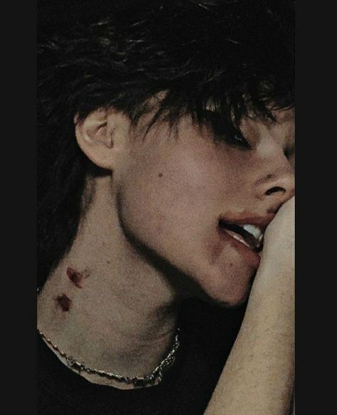 Grunge Guys, Grunge Boy, Vampire Boy, Photographie Portrait Inspiration, Bad Boy Aesthetic, Emo Guys, Aesthetic People, Fantasias Halloween, Aesthetic Guys