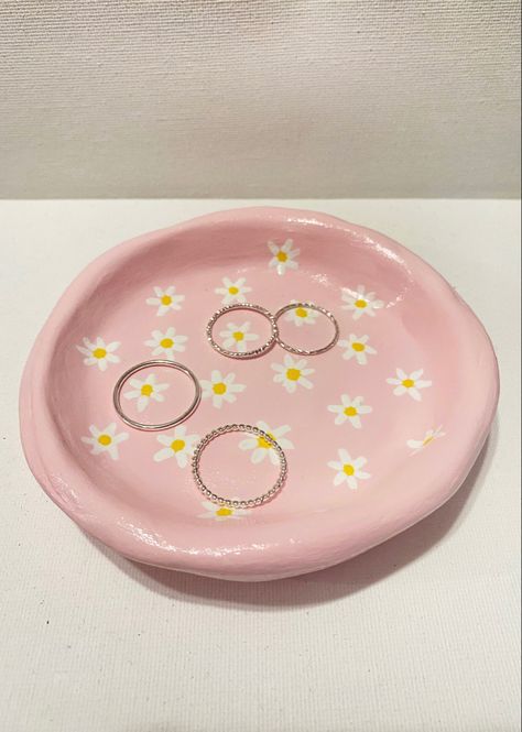 Clay Saucer Ideas, Daisy Trinket Dish, Clay Bowls Aesthetic, Jewelry Bowl Clay, Pottery Painting Trinket Dish, Pink Pottery Painting, Pottery Painting Ideas Jewelry Dish, Ceramic Cafe Ideas, Poterry Painting Aesthetic