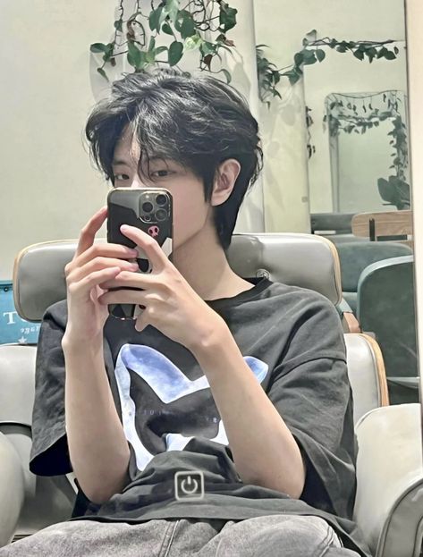 Korean Guy Mirror Selfie, Cute Chinese Boys, Mirror Selfie Guy, Handsome Korean Boy, Mirror Selfie Aesthetic Boy, Boy Mirror Pic, Boys Mirror Selfie, Korean Boy Aesthetic, Mirror Selfie Boy