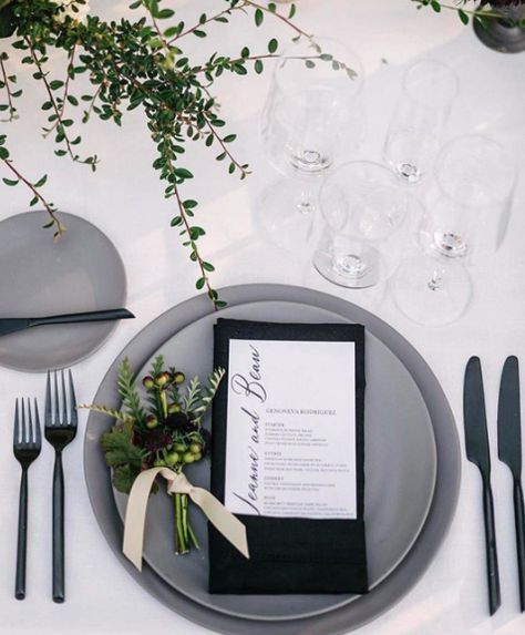 By placing black cutlery with opaque grey plating on top of a white table, you get a clean look that is memorable and unique #EventProfs Wedding Plate Setting, Black Wedding Table, Grey Wedding Decor, Black Wedding Decorations, White Table Settings, Black Napkins, Grey Plates, Mini Bouquet, Modern Wedding Decor