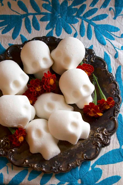 Bueno Recipes, Day Of The Dead Crafts, Sugar Skull Molds, Spooky Sweets, Recetas Salvadorenas, Shrunken Heads, Teacher Crafts, Recetas Puertorriqueñas, Latino Food