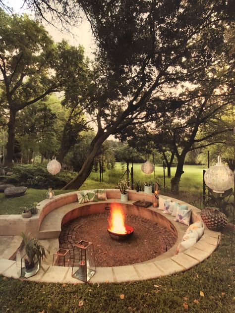 Garden Conversation Pit, Large Fire Pit Ideas, Outdoor Fire Pit Area, Sunken Fire Pits, Outdoor Fire Pit Designs, Fire Pit Landscaping, Casa Country, Garden Fire Pit, Fire Pit Area