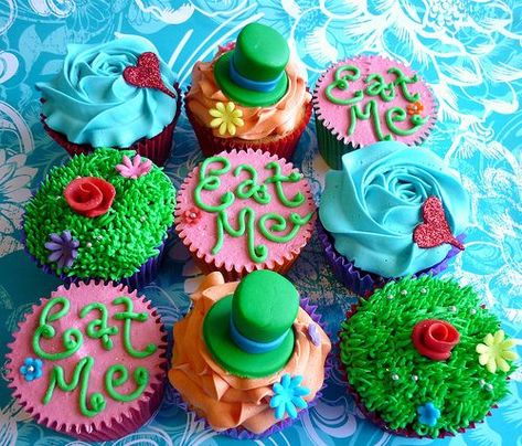 Alice In Wonderland Cakes: Choosing The Best Designs For Your Kid's Party Cupcakes For Girls, Alice In Wonderland Cupcakes, Tea Party Cupcakes, Alice In Wonderland Tea Party Birthday, Alice Tea Party, Party Cupcakes, Mad Hatter Party, Cupcake Wars, Alice In Wonderland Birthday