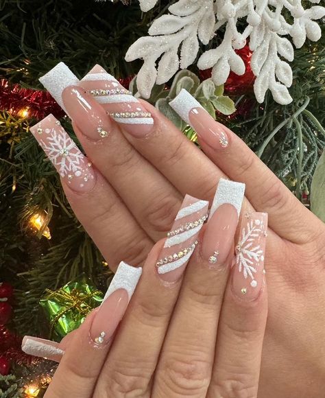 Glittery Xmas Nails, Christmas Nail Designs With Charms, Mid Length Christmas Nails, White Holiday Nails Almond, Burgandy Christmas Nail Designs, Pink And White Xmas Nails, Simple French Christmas Nails, Basic Christmas Nail Ideas, White Christmas Nails Acrylic Holiday