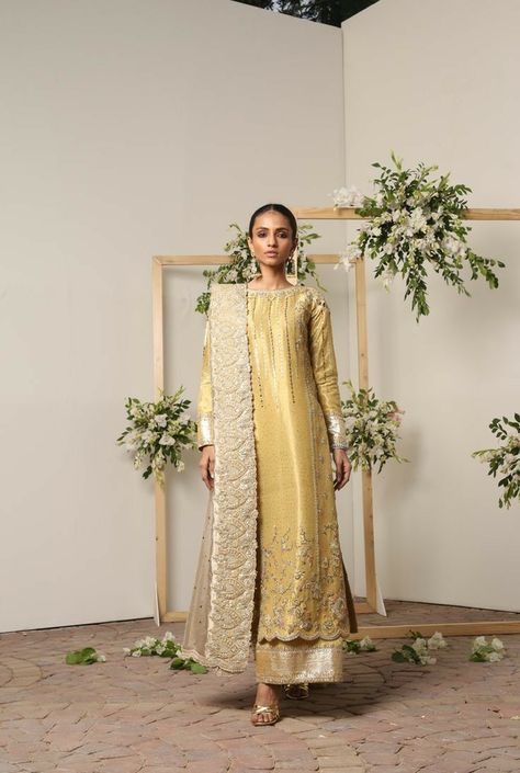 Shadi Dresses, Pakistani Formal Dresses, Latest Bridal Dresses, Pakistani Wedding Outfits, Desi Outfits, Pakistani Fashion Party Wear, Pakistani Dresses Casual, Traditional Indian Outfits, Desi Clothes