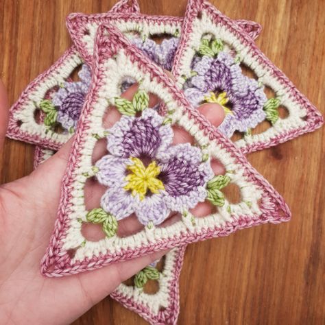 Granny Square Garland, Tulip Granny Square, Crochet Granny Square Garland, Flower Granny Square Pattern Free, Granny Square Bunting Pattern, Pansy Granny Square, Pansy Granny Square Pattern, Pansy Crochet Pattern, Crochet Pansy