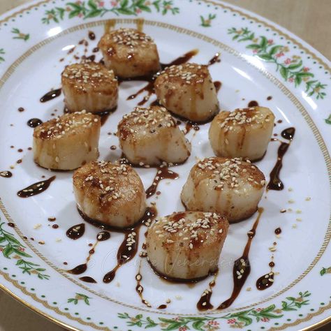 Seared scallops with gingered teriyaki sauce – Umami Days Scallop Sushi, Starch Sides, Sesame Seeds Recipes, Seeds Recipes, Pan Seared Scallops, Fried Fish Recipes, Seared Scallops, Quick And Easy Appetizers, Scallops Seared