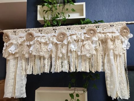 Custom Rustic Unique Burlap Beige Lace Bedroom Valance Burlap - Etsy Shabby Chic Roman Blinds, Shabby Chic Window Treatments, Shabby Chic Valance, Lace Bedroom, Bedroom Valances, Lace Window Treatments, Rustic Window Treatments, Romantic Kitchen, Chic Curtains