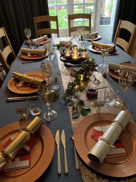 Copper & Dark Grey & Gold details with fresh garland Gold Christmas Table, Fresh Garland, Fresh Garlands, Cosy Christmas, Christmas Pudding, Christmas Table Settings, Christmas Table Decorations, Gold Christmas, Grey And Gold