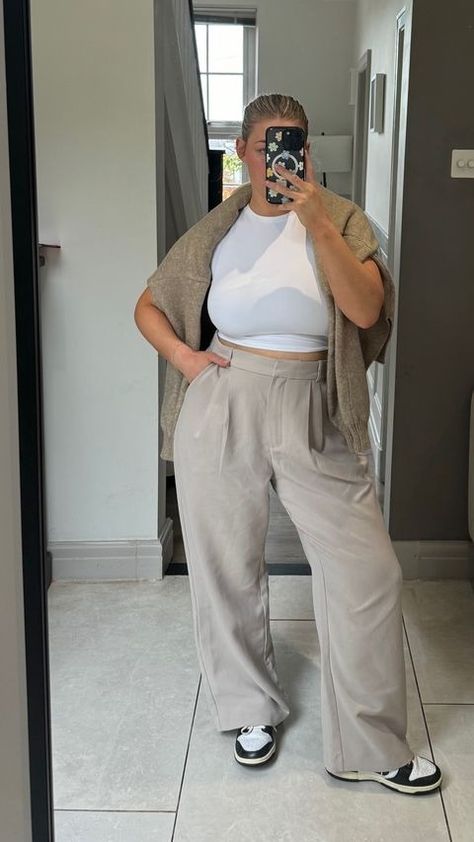 Carys Whittaker 🇬🇧 (@carys.whittaker) • fotos e vídeos do Instagram Carys Whittaker, Thick Baddie, Curvy Casual Outfits, Neutral Outfits, Midsize Outfits, Mom Fashion, Spring Mood, Manifestation Board, Inspo Outfit